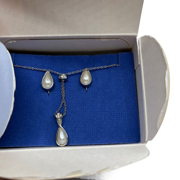 Avon Jewelry - Avon Pearlesque Silver Tone Teardrop Necklace Earring Gift Set in Box Clip 2000